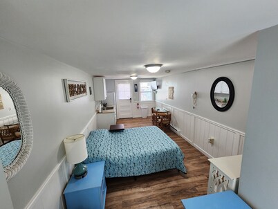G St Inn Unit 2
Cozy studio with WiFi and AC in superb Hampton