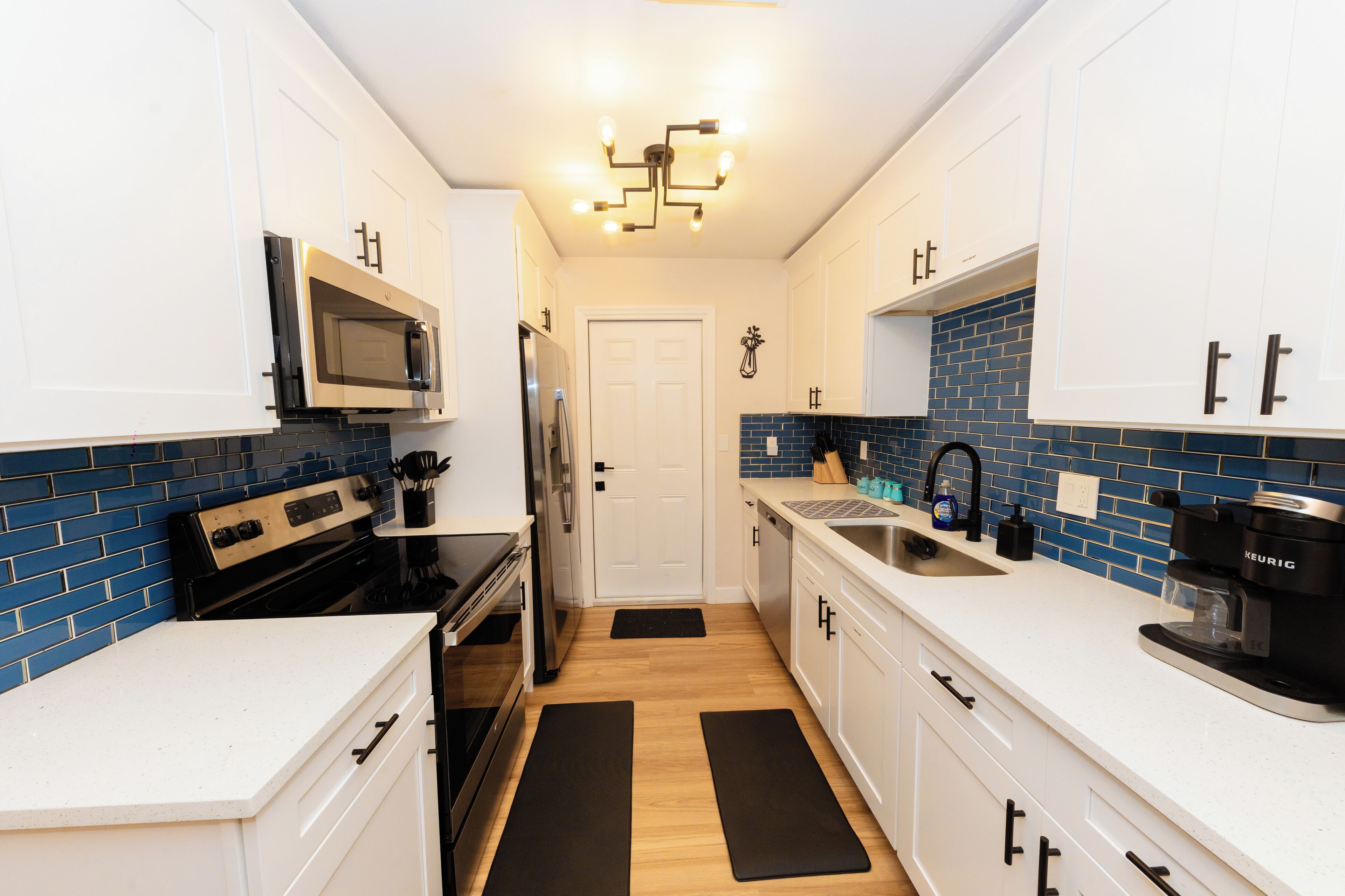 Microondas, horno, placa de cocina y lavavajillas