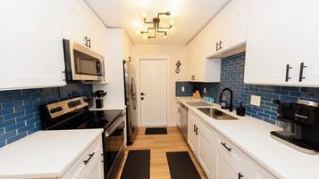 Microondas, horno, placa de cocina, lavavajillas