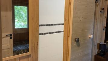 Douche, serviettes fournies, savon, papier toilette