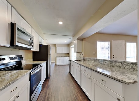 専用キッチン. Fabulous 3-bedroom house in Garland