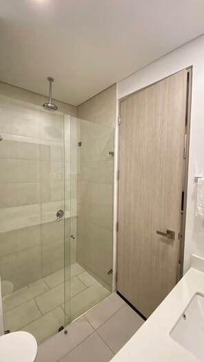 Dusche, Haartrockner, Handtücher, Seife