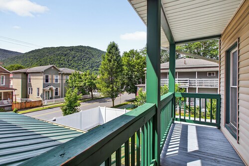 Renovo Escape: Game Room + Spa Bath + Views