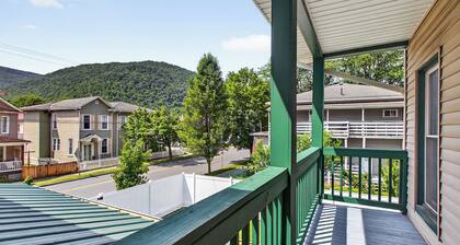 Renovo Escape: Game Room + Spa Bath + Views