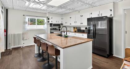 Renovo Escape: Game Room + Spa Bath + Views