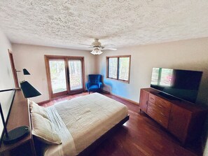 5 bedrooms, iron/ironing board, WiFi, bed sheets - Old Mission Peninsula Private Sandy Beachfront Home (Traverse City)