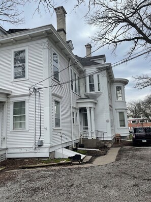 Exterior - Charming Apartment in Historic Mansion in Davenport. (Davenport)