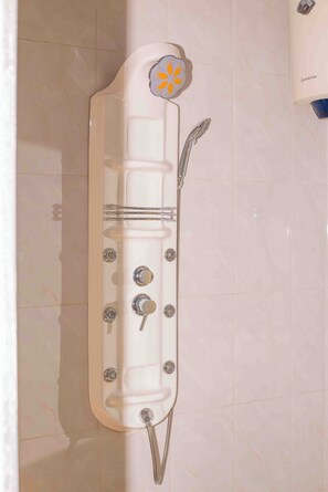 Bidet, toallas, jabón, papel de baño