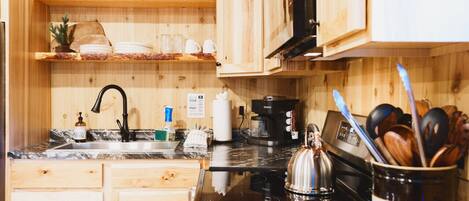 冰箱、微波炉、烤箱、炉灶