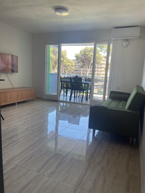 Living area - Apartment in Salou near the beach 10 min drive from Portaventura (Salou)