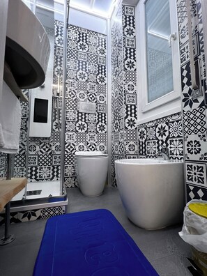 淋浴设施、环保洗浴用品、吹风机、坐浴桶