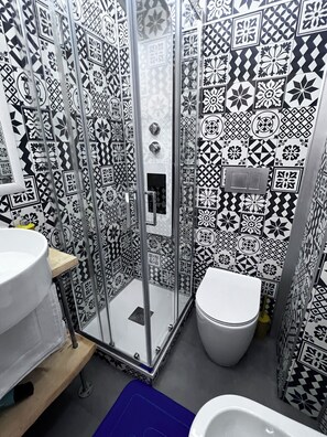 Dusche, umweltfreundliche Kosmetikartikel, Haartrockner, Bidet