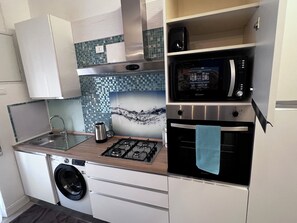 冰箱、微波炉、烤箱、炉灶