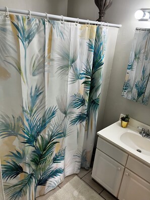 Regadera y papel de baño 