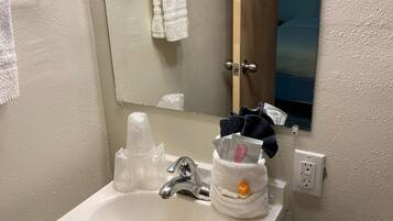 タオル、石鹸、シャンプー、トイレットペーパー