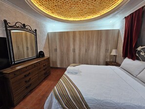 4 habitaciones, tabla de planchar con plancha, wifi y ropa de cama 
