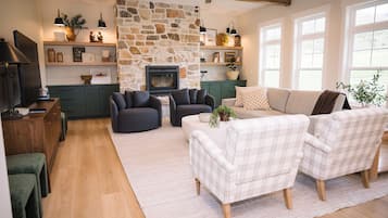 Smart TV, tavolo da ping pong, libri