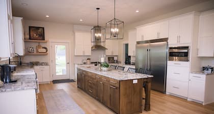 Hawk Ridge Ranch Retreat--Sleeps 21 in beds!