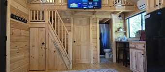 Rivertop Retreat, with hot tub!- Luxurious tiny home in the White Mountains!