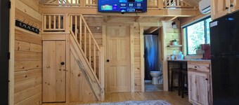 Rivertop Retreat, with hot tub!- Luxurious tiny home in the White Mountains!