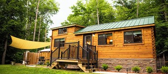 Rivertop Retreat, with hot tub!- Luxurious tiny home in the White Mountains!