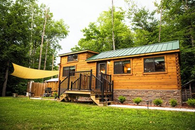 Rivertop Retreat, with hot tub!- Luxurious tiny home in the White Mountains!