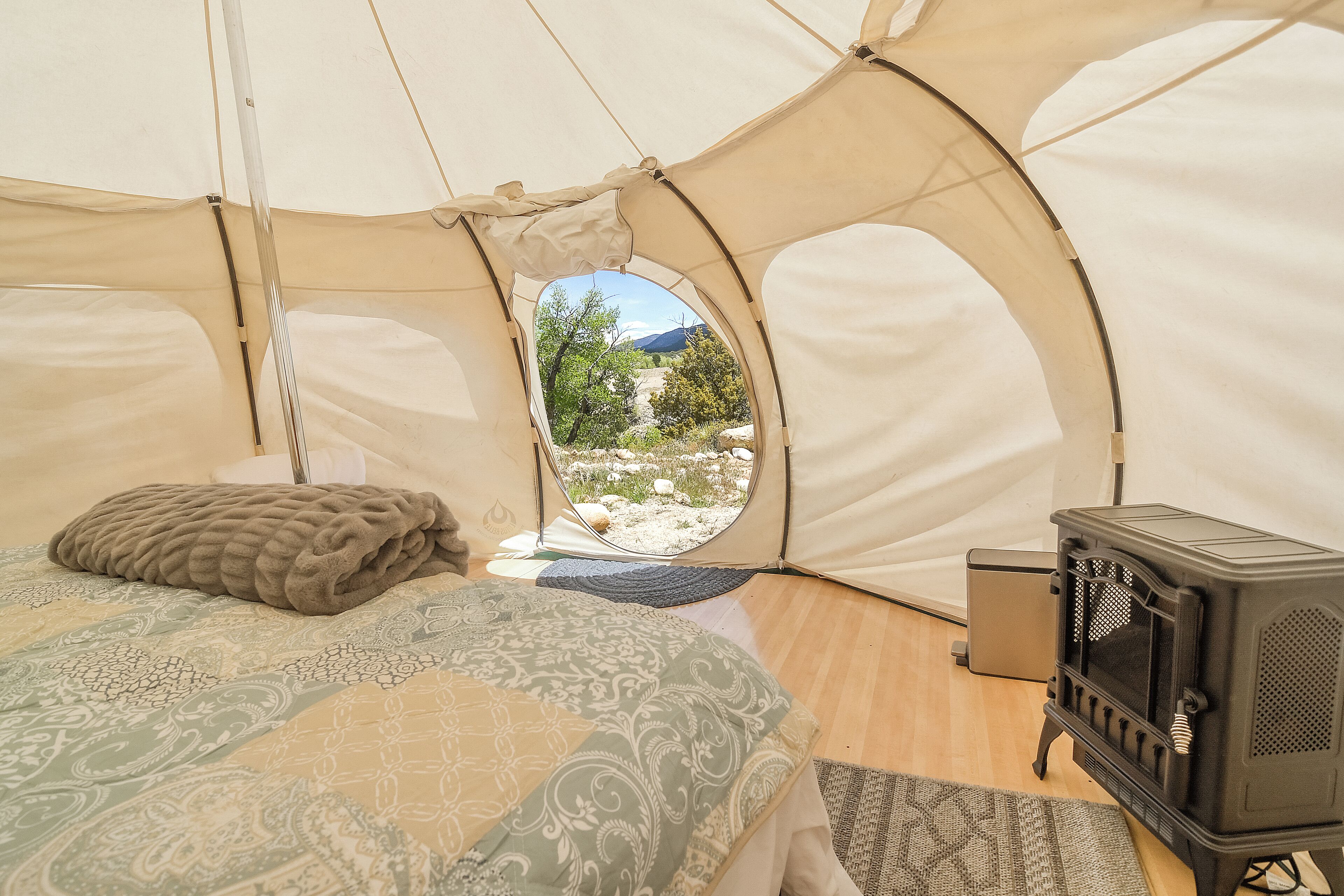 Studio, 1 King Bed, Mountain View | Free WiFi