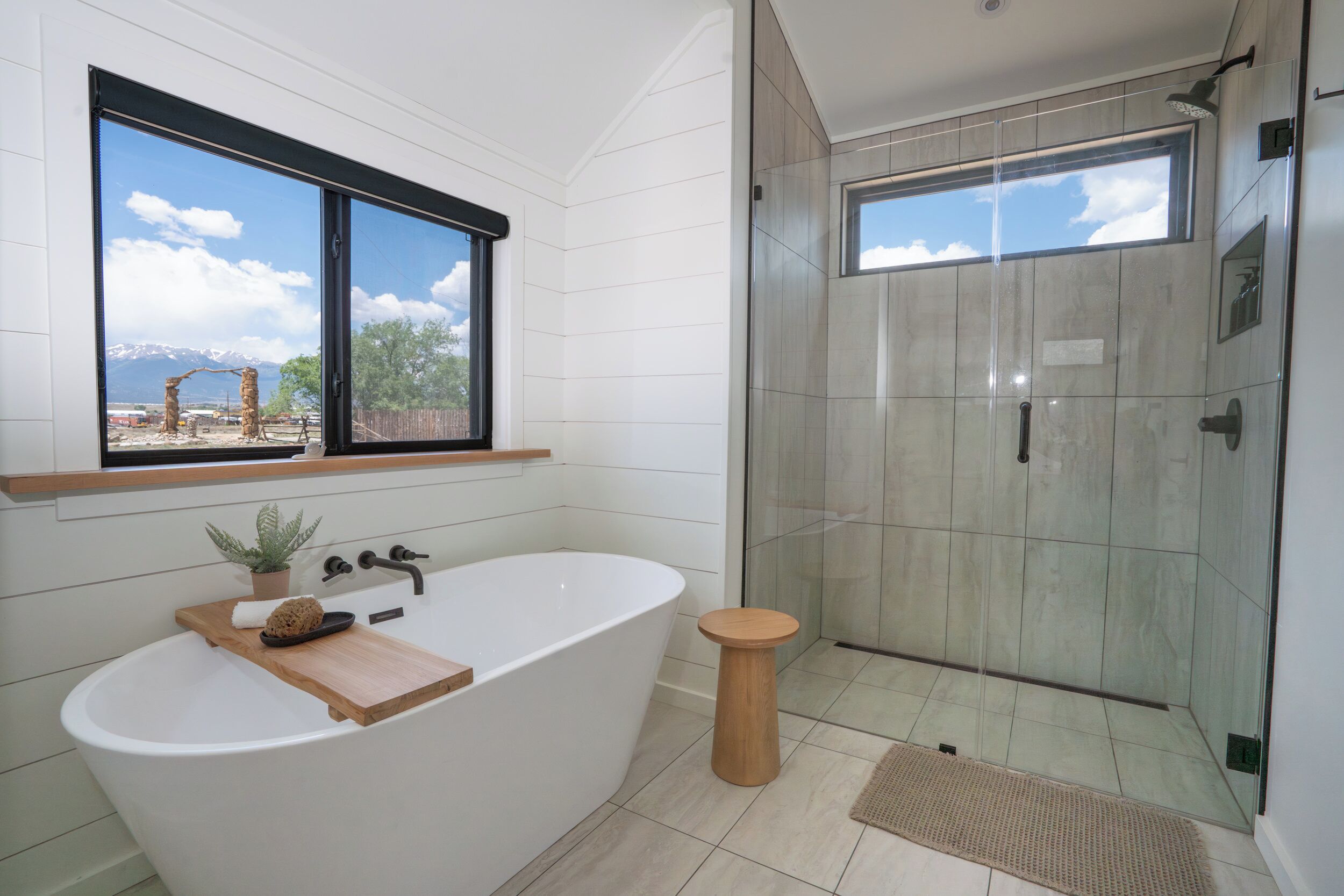 Luxury-Chalet, Haustiere gestattet, Flussblick | Badezimmer | Kostenlose Toilettenartikel, Handtücher, Seife, Shampoo