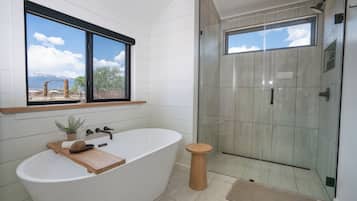 Luxury-Chalet, Haustiere gestattet, Flussblick | Badezimmer | Kostenlose Toilettenartikel, Handtücher, Seife, Shampoo