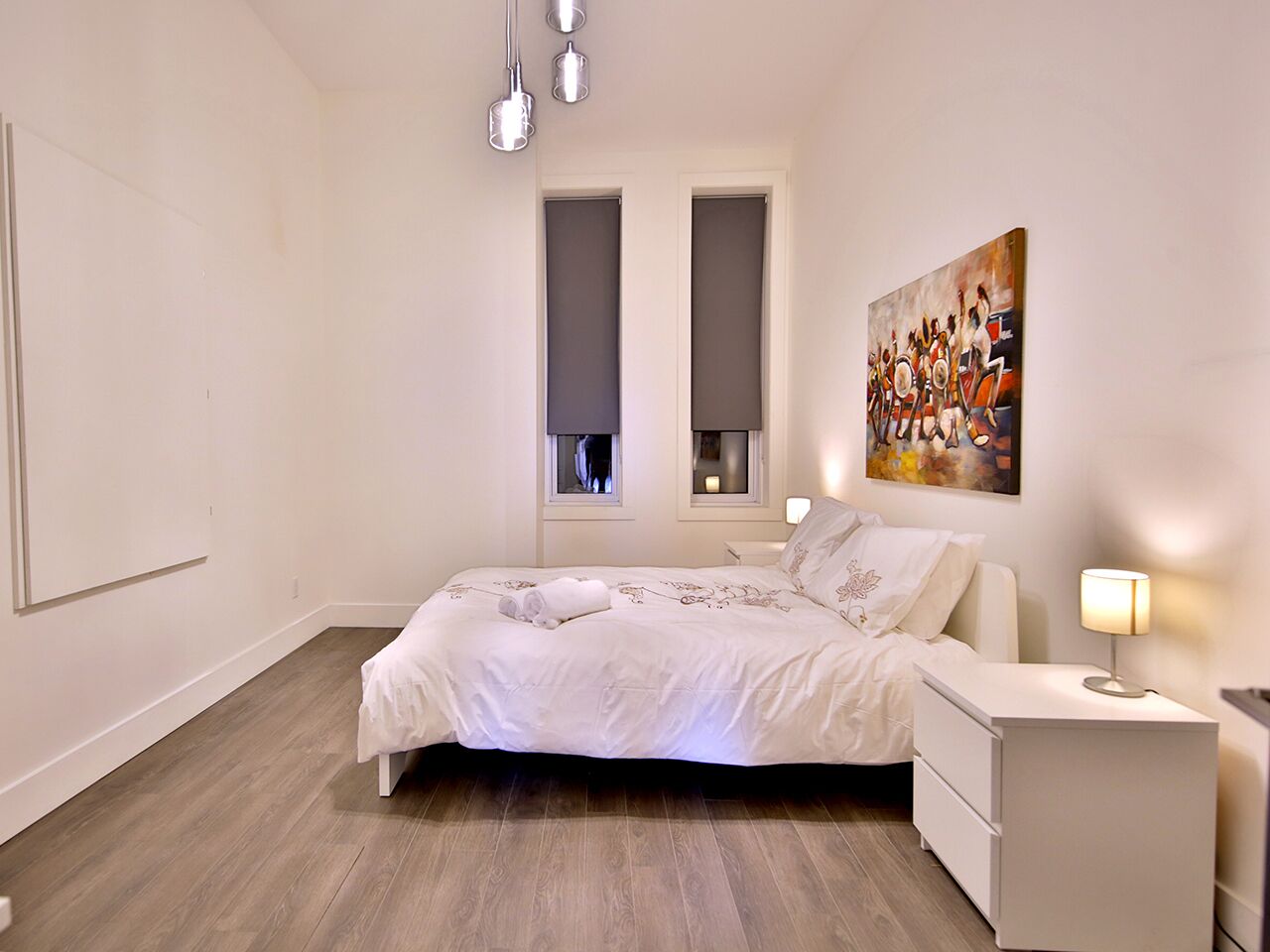 3 chambres, bureau, fer et planche à repasser, lit de bébé portatif