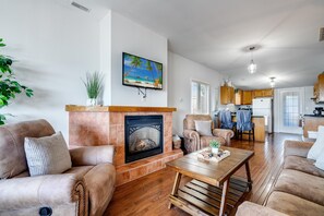 Smart TV, fireplace - Better Than Ever Lakehouse (Leamington)