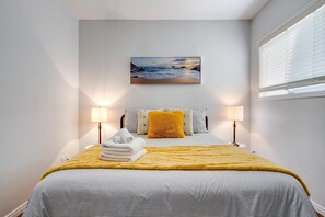 2 bedrooms, iron/ironing board, free WiFi, bed sheets - Better Than Ever Lakehouse (Leamington)