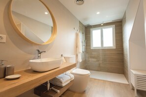 Douche, sèche-cheveux, serviettes fournies, savon