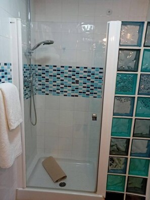 Douche, serviettes fournies, savon, papier toilette