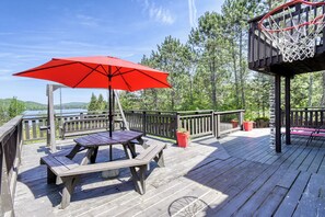 Outdoor dining - Chalet le Pionnier-Bord de lac-Lakefront (Lac-Supérieur)