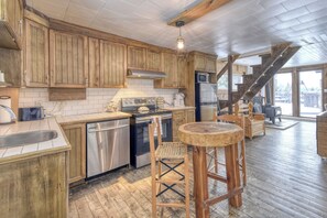 Private kitchen - Chalet le Pionnier-Bord de lac-Lakefront (Lac-Supérieur)