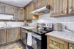 Private kitchen - Chalet le Pionnier-Bord de lac-Lakefront (Lac-Supérieur)