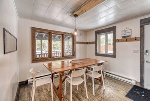 Dining - Chalet le Pionnier-Bord de lac-Lakefront (Lac-Supérieur)
