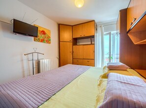 3 bedrooms, iron/ironing board, bed sheets
