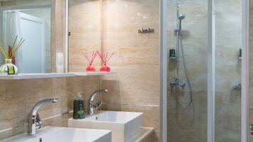 Dusche, Haartrockner, Handtücher