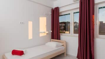 1 habitación, tabla de planchar con plancha, wifi y ropa de cama