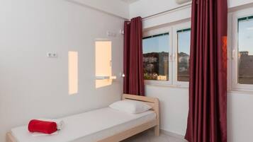 1 habitación, tabla de planchar con plancha, internet y ropa de cama