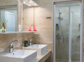 Douche, sèche-cheveux, serviettes fournies