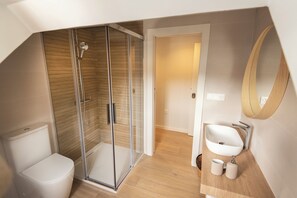 Douche, sèche-cheveux, serviettes fournies, savon