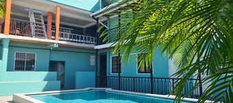 Cozy 1-bedroom apartment with WiFi, Pool near the Airport & Store Bay Beach