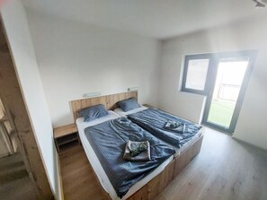 1 bedroom, internet, bed sheets - Triple Room with Balcony at Planinski Dom Gore (Dol pri Hrastniku)
