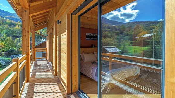 6 quartos, ferros/tábuas de passar roupa, berço de viagem