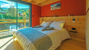 6 quartos, ferros/tábuas de passar roupa, berço de viagem