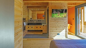 6 quartos, ferros/tábuas de passar roupa, berço de viagem