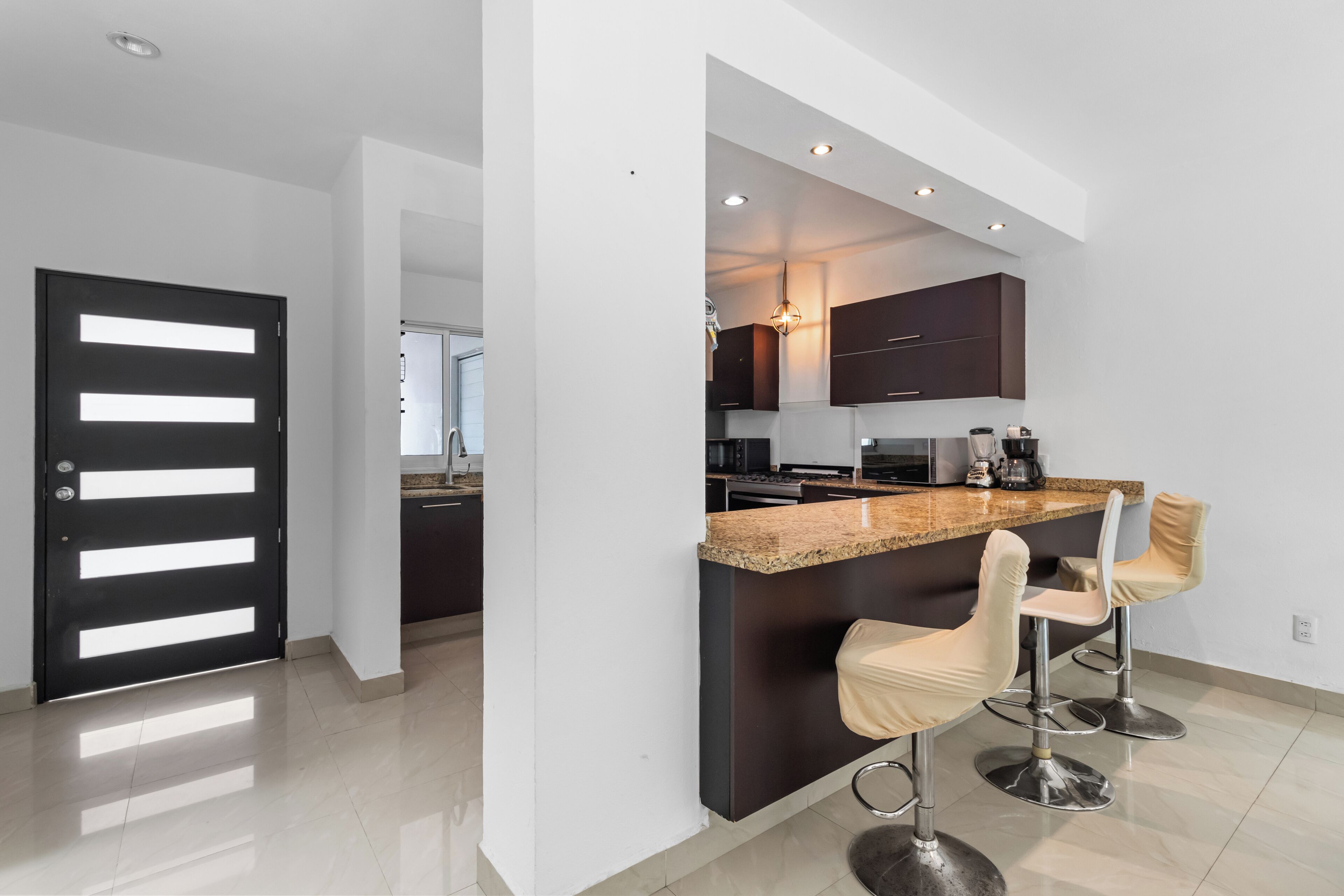 Een koelkast, een magnetron, een oven, een kookplaat